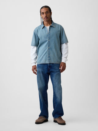 Camisa relajada de mezclilla.