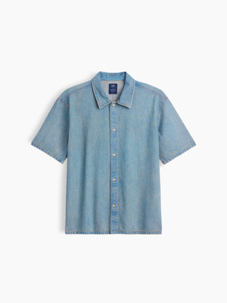 Camisa relajada de mezclilla.