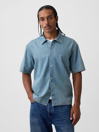 Camisa relajada de mezclilla.