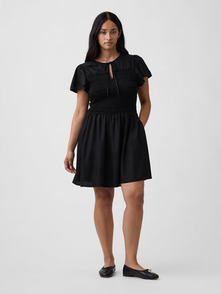 Vestido mini con smocking y manga volante.