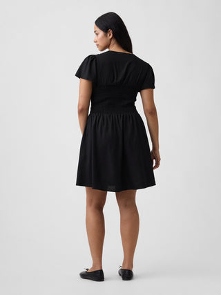 Vestido mini con smocking y manga volante.