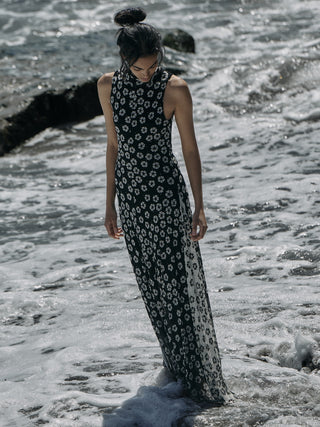 Vestido largo de malla con cuello anudado.