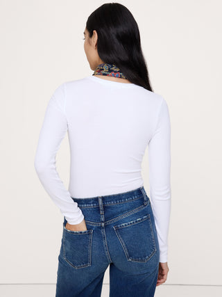 Camiseta de canalé con cuello redondo.