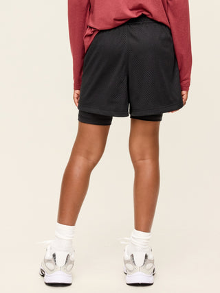 Shorts de rendimiento de malla 2 en 1 para niños.