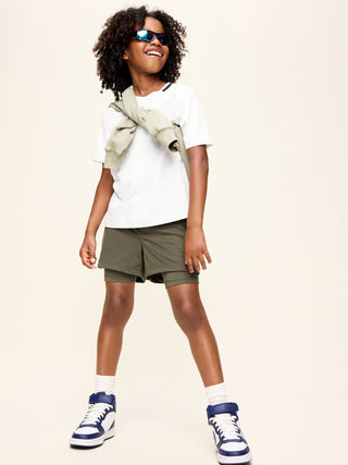 Shorts de rendimiento de malla 2 en 1 para niños.