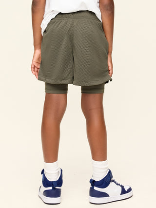 Shorts de rendimiento de malla 2 en 1 para niños.