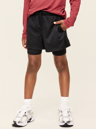 Shorts de rendimiento de malla 2 en 1 para niños.