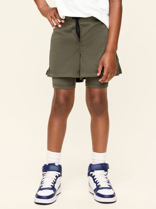 Shorts de rendimiento de malla 2 en 1 para niños.