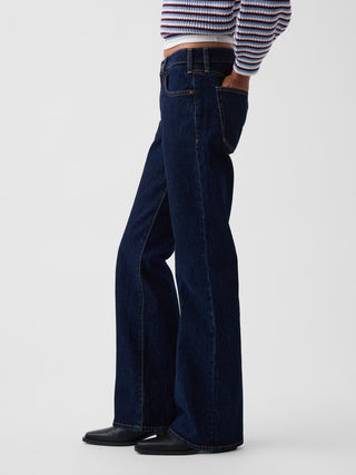 Jeans acampanados de corte relajado y tiro medio.