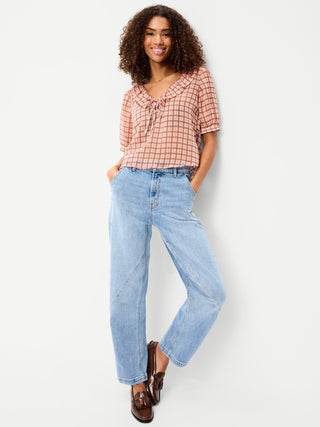 Blusa de gasa con cuello con volantes y lazo en el frente.