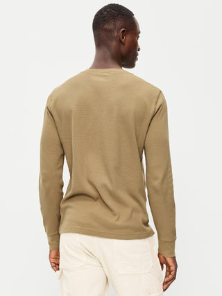 Camiseta henley de manga larga de waffle.