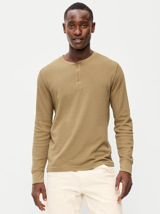 Camiseta henley de manga larga de waffle.