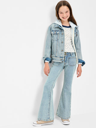 Jeans de tiro bajo con pierna acampanada para niñas.