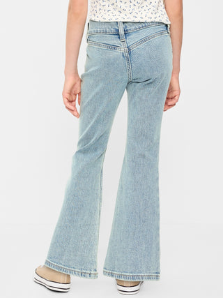 Jeans de tiro bajo con pierna acampanada para niñas.