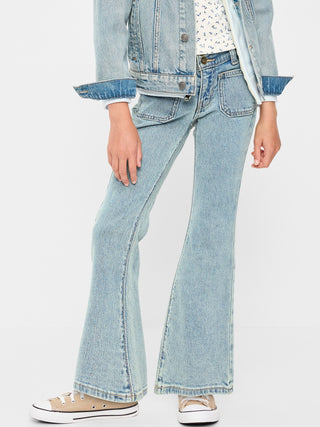 Jeans de tiro bajo con pierna acampanada para niñas.