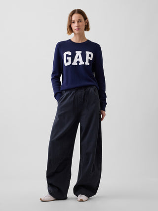 Suéter con logo de GAP de cuello redondo.