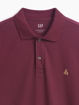 Playera polo de piqué elástico.
