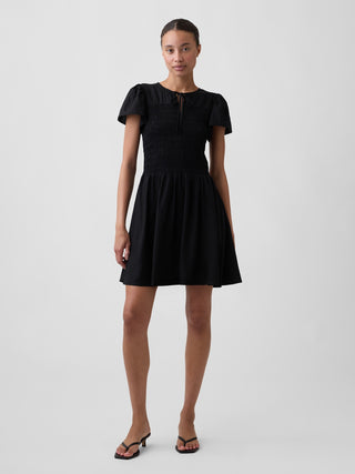 Vestido mini con smocking y manga volante.