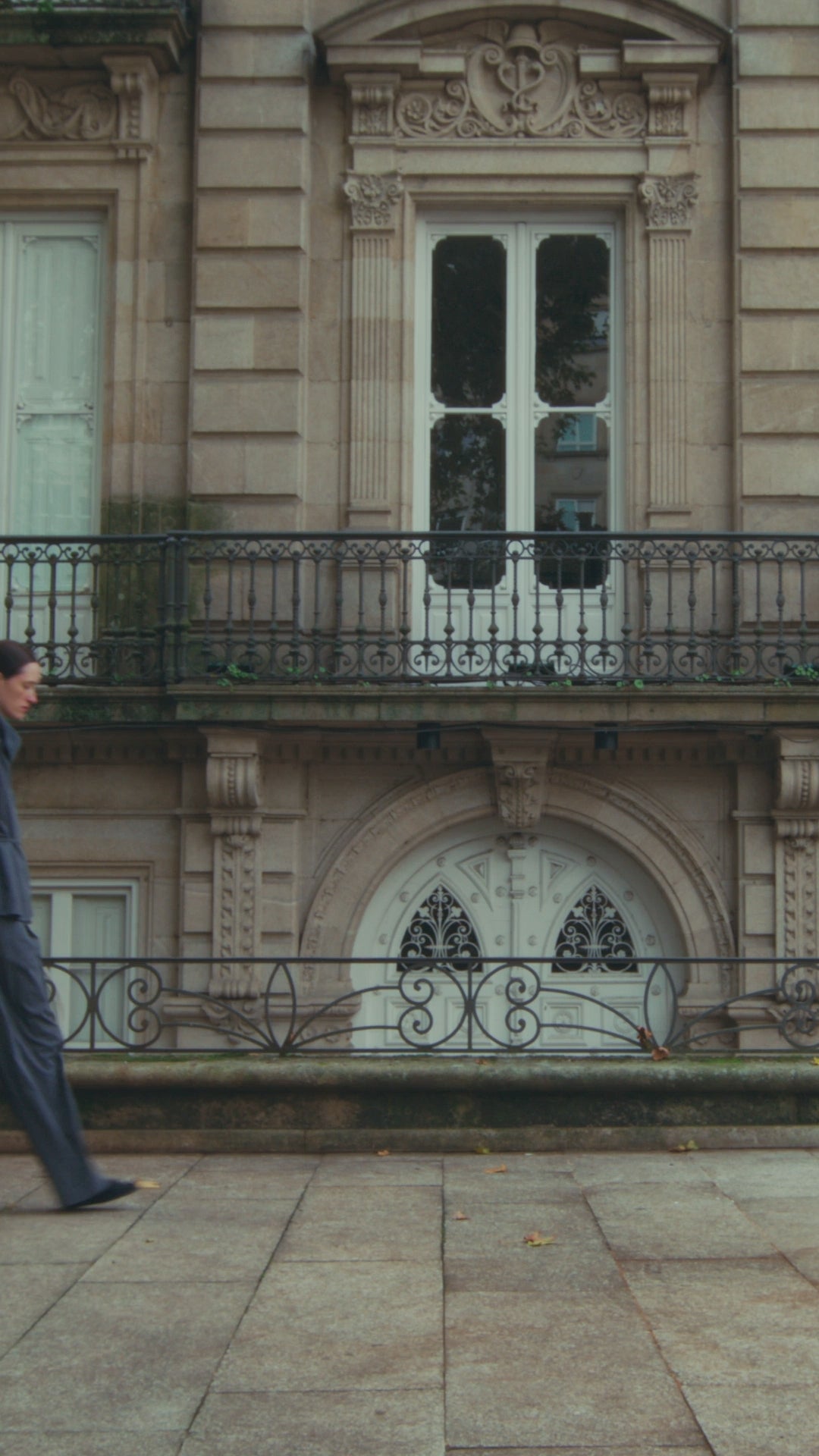Mujer mostrando un look atemporal y fluido inspirado en Piscis con prendas de Adolfo Domínguez 