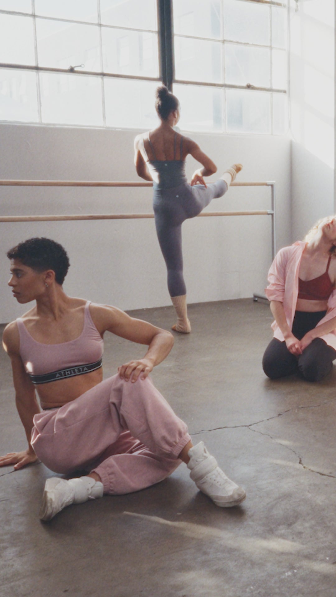 Mujeres en movimiento practicando ballet con ropa cómoda y versátil alineada con la energía dinámica de Piscis
