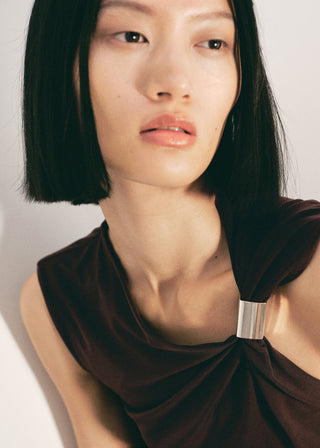 Blusa Cuello Asimétrico con Detalle Metálico