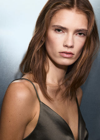 Vestido con Escote V de Satén