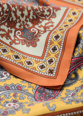 Pañuelo Satinado con Estampado Paisley