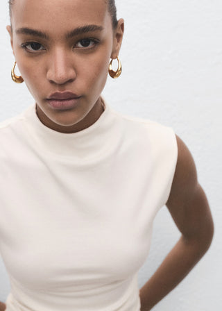 Camiseta Cuello Alto con Detalle Fruncido