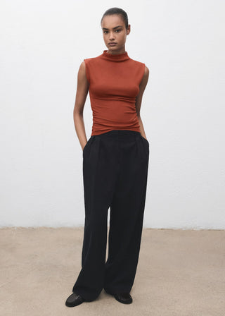 Camiseta Cuello Alto con Detalle Fruncido