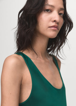 Vestido Satinado con Cuello Escotado
