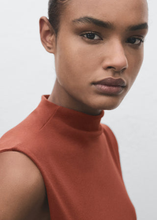 Camiseta Cuello Alto con Detalle Fruncido