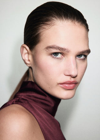 Blusa Satinada con Cuello Alto