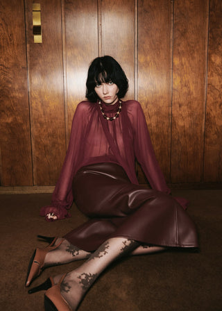 Blusa Semitransparente con Detalle Fular