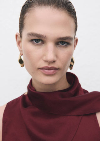 Blusa Satinada con Detalle Fular