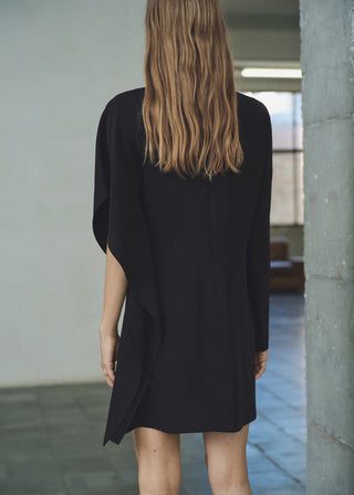 Vestido Cuello Alto con Manga Asimétrica