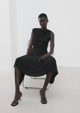 Vestido Midi Asimétrico con Detalle Vuelo