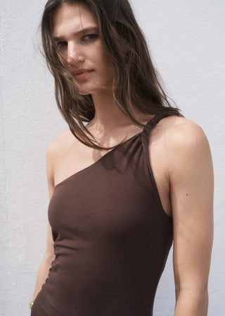 Vestido Asimétrico con Tirante Fruncido